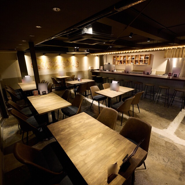 テーブル席とカウンターが並ぶ店内（34席）｜大阪市都島区・京橋エリアの間貸し店舗